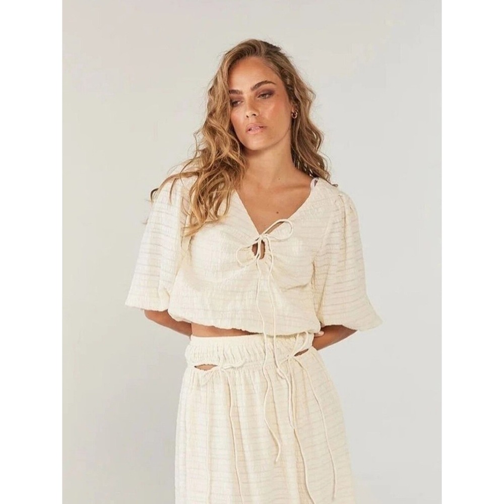 Sovere Lucid Crop Blouse Porcelain Keyhole Top Size Small
